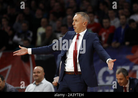 Belgrado. 10 ottobre, 2019. Crvena Zvezda's head coach Milan Tomic gesti durante la stagione regolare il round 2 il match in Eurolega di basket torneo tra Crvena Zvezda e Fenerbahce a Belgrado in Serbia su 10 Ottobre, 2019. Credito: Predrag Milosavljevic/Xinhua/Alamy Live News Foto Stock