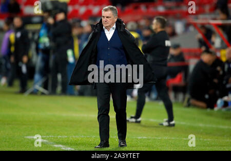 Krusevac. 10 ottobre, 2019. La Serbia il capo allenatore Ljubisa Tumbakovic guarda su durante la partita amichevole tra la Serbia e il Paraguay in Krusevac, Serbia su 10 Ottobre, 2019. Credito: Predrag Milosavljevic/Xinhua/Alamy Live News Foto Stock