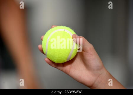 Ragazza con una palla da tennis Foto Stock