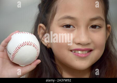 Montare diversi femmina giocatore di baseball bambino atleta sorridente con il baseball Foto Stock