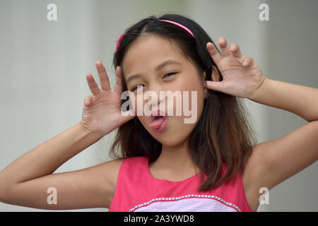 Bella ragazza facendo facce buffe Foto Stock