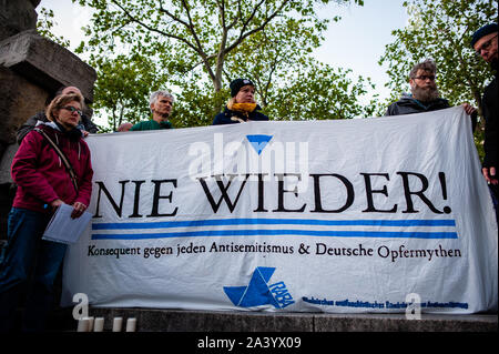 Colonia, Germania. 10 ottobre, 2019. I manifestanti di tenere un grande striscione durante una rallyAfter due persone sono state uccise da un bandito che tenti di entrare in una sinagoga a est della città tedesca di Halle è stato un rally programmati in Colonia. Centinaia di persone si sono radunate intorno alla cattedrale di Colonia per mostrare il loro supporto in solidarietà con la comunità degli ebrei in Halle e ovunque. Il rally è stato organizzato dalla Germania due partiti politici e Deutsch-Israelische Gesellschaft (DIG), un gruppo di lavoro dell'Associazione federale delle società German-Israeli. Credito: SOPA Immagini limitata/Alamy Live News Foto Stock