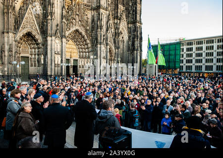 Colonia, Germania. 10 ottobre, 2019. Centinaia di partecipanti di ascoltare discorsi durante il mese di marzo.Dopo due persone sono state uccise da un bandito che tenti di entrare in una sinagoga a est della città tedesca di Halle è stato un rally programmati in Colonia. Centinaia di persone si sono radunate intorno alla cattedrale di Colonia per mostrare il loro supporto in solidarietà con la comunità degli ebrei in Halle e ovunque. Il rally è stato organizzato dalla Germania due partiti politici e Deutsch-Israelische Gesellschaft (DIG), un gruppo di lavoro dell'Associazione federale delle società German-Israeli. Credito: SOPA Immagini limitata/Alamy Live News Foto Stock