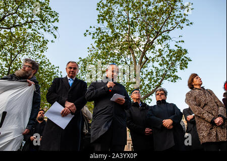 David Klapheck, managing director della Synagogue-Gemeinde Köln parla durante un rally.Dopo due persone sono state uccise da un bandito che tenti di entrare in una sinagoga a est della città tedesca di Halle è stato un rally programmati in Colonia. Centinaia di persone si sono radunate intorno alla cattedrale di Colonia per mostrare il loro supporto in solidarietà con la comunità degli ebrei in Halle e ovunque. Il rally è stato organizzato dalla Germania due partiti politici e Deutsch-Israelische Gesellschaft (DIG), un gruppo di lavoro dell'Associazione federale delle società German-Israeli. Foto Stock