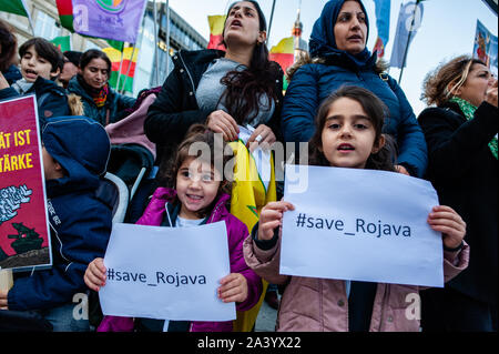 Colonia, Germania. 10 ottobre, 2019. Due bambine tenere cartelloni con gli hashtag salvare Rojava durante la dimostrazione.Migliaia di persone si sono radunate presso la stazione ferroviaria centrale di Colonia per protestare contro la Turchia dell' invasione del curdo-liberato democratica territori autonomi nel nord e nell est della Siria, popolarmente noto come Rojava. La dimostrazione è stato circondato dalla polizia quando spontaneamente iniziò a marzo. Credito: SOPA Immagini limitata/Alamy Live News Foto Stock