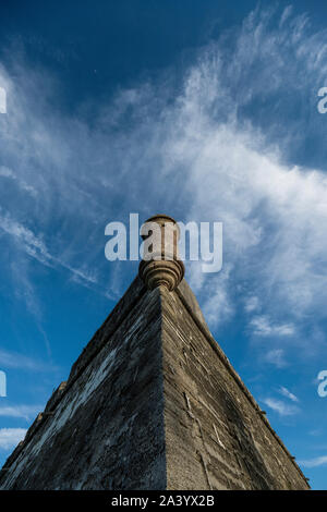 Basso angolo vista del Castillo de San Marcos in Sant'Agostino, STATI UNITI D'AMERICA Foto Stock