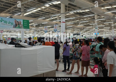 Bangkok , Thailandia : Ottobre 08 2019 : Progetto 'Slui Shop uso' ,'Tesco' risolve il problema degli acquirenti di degustazione con lunghe code - a exchange per 'co Foto Stock