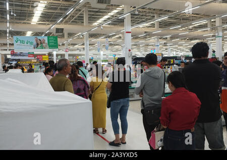 Bangkok , Thailandia : Ottobre 08 2019 : Progetto 'Slui Shop uso' ,'Tesco' risolve il problema degli acquirenti di degustazione con lunghe code - a exchange per 'co Foto Stock