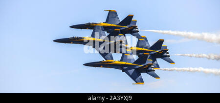 Gli Stati Uniti Navy Blue Angels Team Jet dimostrano la capacità dell'F/A-18 Hornet durante il 2019 Capitale Air Show a Mather Campo, California 6 ott. 2019. La capitale 2019 Air Show offre la U.S. Navy Blue Angels, asset da quattro della California Air National Guard Ali e vari aeromobili d'epoca provenienti da tutto il mondo. (U.S. Air National Guard foto di Tech. Sgt. Christian Jadot) Foto Stock