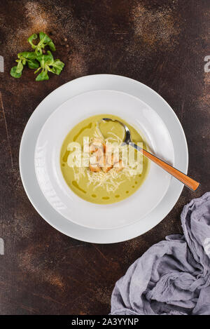 Zuppa con crostini e formaggio Foto Stock