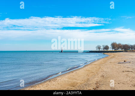 Promuovere la spiaggia di Chicago che guarda verso il lago Michigan Foto Stock