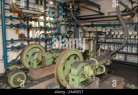 Strausberg, Germania. 01 ott 2019. L'aria compressa nella camera ex bunker di telecomunicazioni della RDT ministero postali, che è stato completato nel 1984 dall'associazione di Berlino "Orte der Geschichte e.V.". Old bunkers sono di solito solo per storici militari e ricercatori per hobby. In Strausberg sta andando essere diverse: un club di Berlino vuole ruotare il labirinto sotterraneo dall'epoca della guerra fredda in un insolito sito culturale. L'inizio è già fatto. (A 'cultura invece della guerra fredda - Mostre nel Bunker") Credito: Patrick Pleul/dpa-Zentralbild/ZB/dpa/Alamy Live News Foto Stock