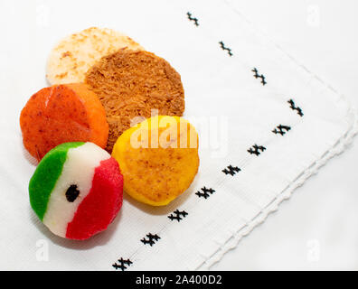 Cestello con un mazzetto di tipico messicano caramelle di cocco cocada miele messicano tradizionale tappeto flag di sfondo colori isolato sarape messicano Foto Stock