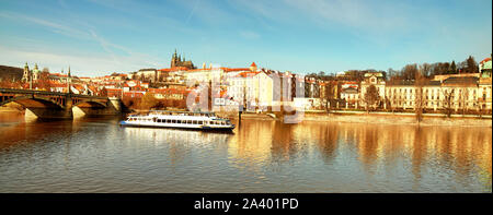 Panorama urbano di Praga il golden mattina in autunno. Vista sulla Cattedrale di San Vito e il Castello di Praga attraverso il fiume Moldava su un luminoso giorno per l'autunno. Ho panoramica Foto Stock