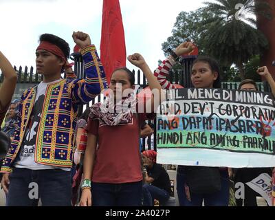 Quezon City, Filippine. 10 ottobre, 2019. Salvare le nostre scuole (SOS) membri e popoli indigeni esige che incombono dipartimento di Segretario Leonor Briones a lasciare la sua posizione dopo che aveva ordinato la chiusura definitiva di 54 scuole Salugpongan nella regione di Davao. Hanno inoltre sollecitato le forze armate delle Filippine di smettere di uccidere lumads. (Foto di Giuseppe Dacalanio/Pacific Stampa) Credito: Pacific Press Agency/Alamy Live News Foto Stock