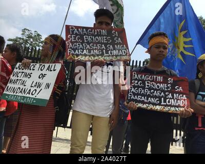Quezon City, Filippine. 10 ottobre, 2019. Salvare le nostre scuole (SOS) membri e popoli indigeni esige che incombono dipartimento di Segretario Leonor Briones a lasciare la sua posizione dopo che aveva ordinato la chiusura definitiva di 54 scuole Salugpongan nella regione di Davao. Hanno inoltre sollecitato le forze armate delle Filippine di smettere di uccidere lumads. (Foto di Giuseppe Dacalanio/Pacific Stampa) Credito: Pacific Press Agency/Alamy Live News Foto Stock