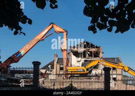 Retroescavatori per la demolizione del vecchio ANDRE COUTURIER OSPEDALE, RUGLES (27), Francia Foto Stock