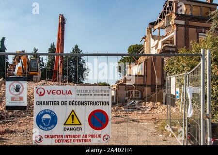 Retroescavatori per la demolizione del vecchio ANDRE COUTURIER OSPEDALE, RUGLES (27), Francia Foto Stock