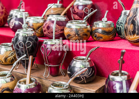 Calabash tradizionali zucche per Argentina yerba mate tè e bombilla cannucce. Foto Stock