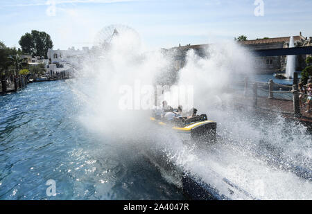 Ruggine, Germania. Il 27 agosto, 2019. L'outdoor foto mostra l'acqua roller coaster "Poseidon" nell'Europa-Park. Il parco si estende per 95 ettari e, secondo gli operatori, attira più di 5.6 milioni di visitatori ogni anno con più di 100 attrazioni e spettacoli. Pertanto è più grande della Germania e, dopo Disneyland Paris, il più visitato parco a tema in Europa. Credito: Patrick Seeger/dpa/Alamy Live News Foto Stock