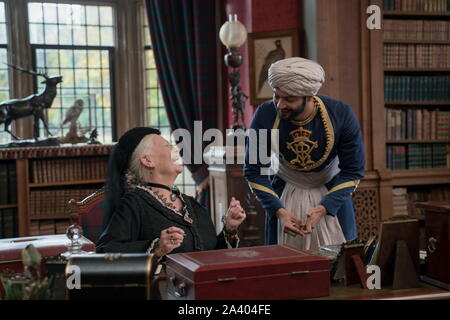 Data di rilascio: Settembre 22, 2017. Titolo: Victoria e Abdul. STUDIO: Focus Features. Direttore: Stephen Frears. Trama: Queen Victoria scioperi su un improbabile amicizia con un giovane addetto indiano chiamato Abdul Karim. STARRING: Judi Dench come Victoria. ALI FAZAL come Abdul. (Credito Immagine: © Focus Features/Entertainment Immagini) Foto Stock