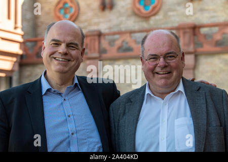 Ruggine, Germania. Xii Sep, 2019. Peter (l) e Walter (r) Kohl sono in piedi in Europa-Park. Credito: Patrick Seeger/dpa/Alamy Live News Foto Stock