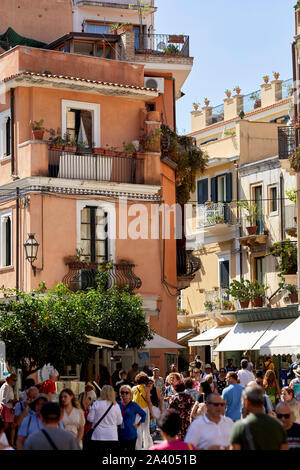 Strade scene in Taormina, Sicilia Foto Stock