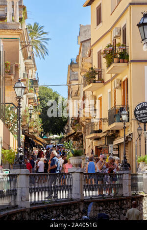 Strade scene in Taormina, Sicilia Foto Stock