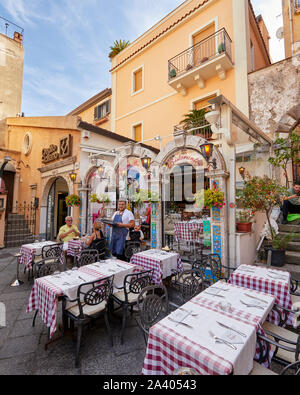 Strade scene in Taormina, Sicilia Foto Stock