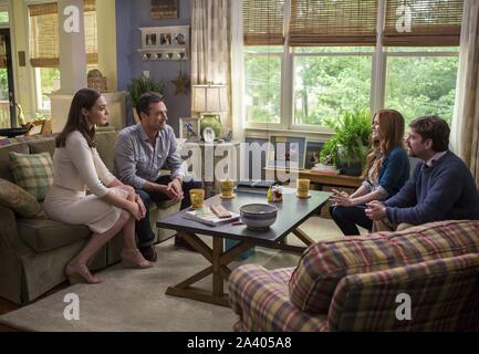 Data di rilascio: ottobre 21, 2016 Titolo: tenere il passo con il Joneses STUDIO: Twentieth Century Fox regia: Greg Mottola trama: una coppia suburbana diventa invischiato in una lo spionaggio internazionale trama quando scoprono che la loro apparenza perfetta nuovi vicini sono spie del governo. STARRING: Zach Galifianakis, Isla Fisher, Jon Hamm, Gal Gadot. (Credito Immagine: © Twentieth Century Fox /Entertainment Immagini) Foto Stock