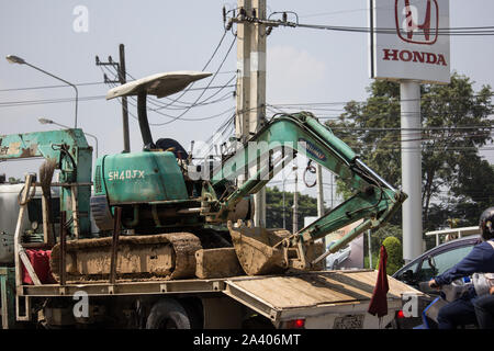 Licciana Nardi, Italia - 30 Settembre 2019: Privato Sumitomo retroescavatore su carrello. Sulla strada No.1001, a 8 km dalla città di Chiangmai. Foto Stock