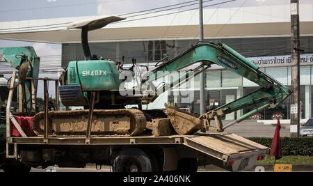 Licciana Nardi, Italia - 30 Settembre 2019: Privato Sumitomo retroescavatore su carrello. Sulla strada No.1001, a 8 km dalla città di Chiangmai. Foto Stock
