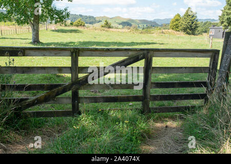 Tradizionale in legno e post cancellata sulla fattoria rurale in Nuova Zelanda Foto Stock