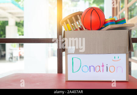 Toy Box di donazione per fornire questi elementi per coloro che ne sono sprovvisti o a coloro che soffrono di catastrofe in vari luoghi in tutto il mondo. Foto Stock