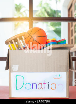 Toy Box di donazione per fornire questi elementi per coloro che ne sono sprovvisti o a coloro che soffrono di catastrofe in vari luoghi in tutto il mondo. Foto Stock