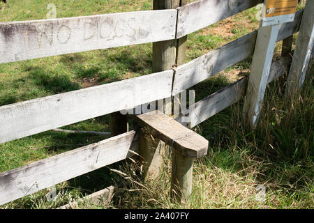 Tradizionale in legno passo del piede su una fattoria rurale post e cancellata Foto Stock