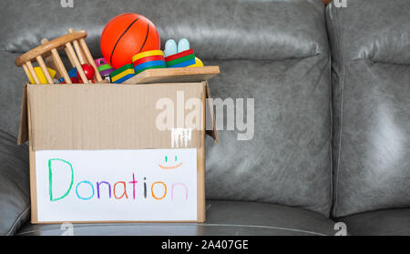 Toy Box di donazione per fornire questi elementi per coloro che ne sono sprovvisti o a coloro che soffrono di catastrofe in vari luoghi in tutto il mondo. Foto Stock