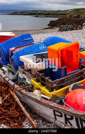 Vecchia barca sulla riva a Moelfre, Anglesey, Galles del Nord Foto Stock