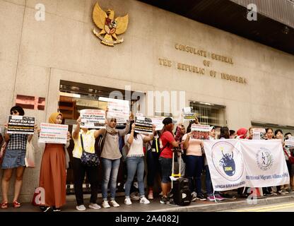 Hong Kong, Cina. Undicesimo oct, 2019. Un gruppo di interno indonesiano aiutanti lavorano a Hong Kong hanno inscenato una protesta al di fuori del Consolato Generale di Indonesia, condannando il governo indonesiano di fallimento nel proteggere i diritti umani, il sostentamento e la sicurezza del suo popolo, domestico e nei dipartimenti d.Ott-11, 2019 Hong Kong.ZUMA/Liau Chung-ren Credito: Liau Chung-ren/ZUMA filo/Alamy Live News Foto Stock