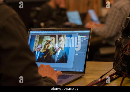 Fotografo a lavorare al Rijksmuseum di Rembrandt e Velázquez mostra presso Amsterdam Paesi Bassi 2019 Foto Stock