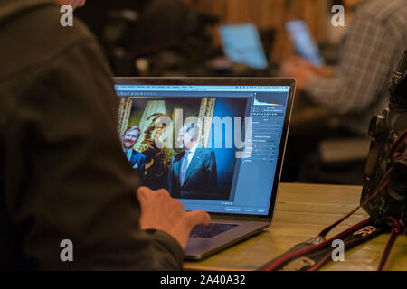 Fotografo a lavorare al Rijksmuseum di Rembrandt e Velázquez mostra presso Amsterdam Paesi Bassi 2019 Foto Stock