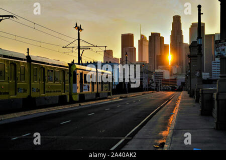 LA Metro Linea Oro treno che va oltre la prima strada viadotto Foto Stock