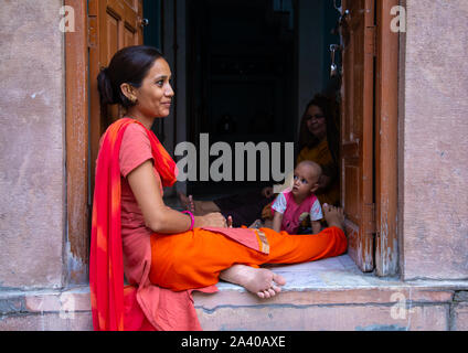 Ritratto di donna di Rajasthani con il suo bambino, Rajasthan, Jodhpur, India Foto Stock