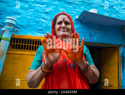 Ritratto di una donna di Rajasthani nel tradizionale sari mostrando la sua mani arancione con henné, Rajasthan, Jodhpur, India Foto Stock