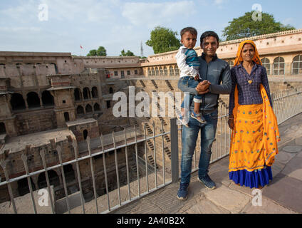 Famiglia di Rajasthani in Chand Baori stepwell, Rajasthan, Abhaneri, India Foto Stock