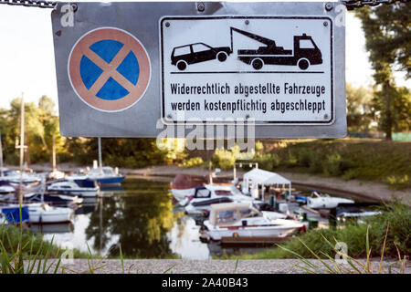 Segno di traffico nessun parcheggio e illegalmente parcheggiati i veicoli vengono trainati al bacino portuale della marina in Lorick Foto Stock