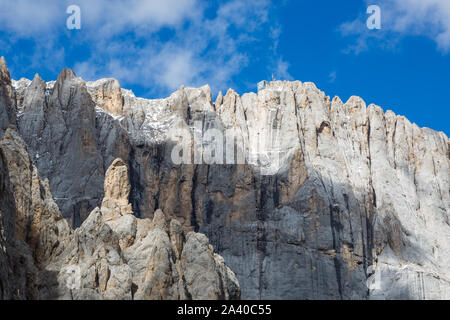 Fronte sud delle cime della Marmolada mountain, nuvoloso cielo blu Foto Stock