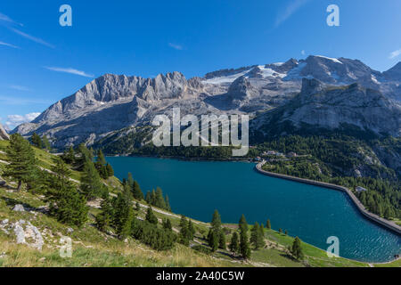 Patrimonio mondiale UNESCO Marmolada la montagna e lago di Fedaia nelle Dolomiti italiane Foto Stock