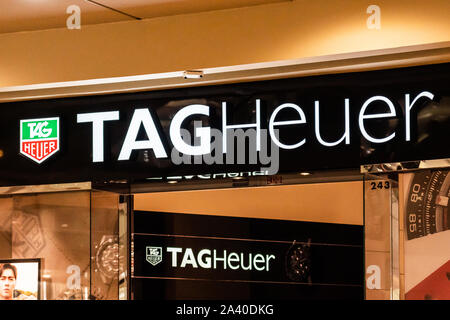 Lusso svizzero manufacturing company TAG Heuer store e logo che si vede in Shenzhen. Foto Stock