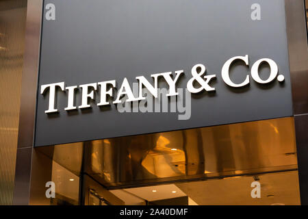 American gioielli di lusso e Rivenditore di specialità Tiffany & Co. logo che si vede in Shenzhen. Foto Stock